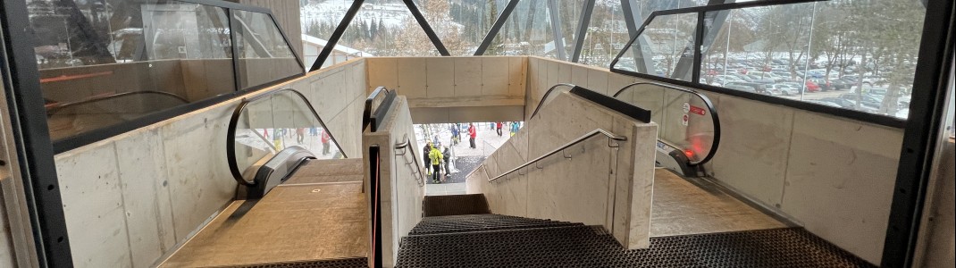 Convenient access to the base station via escalators.