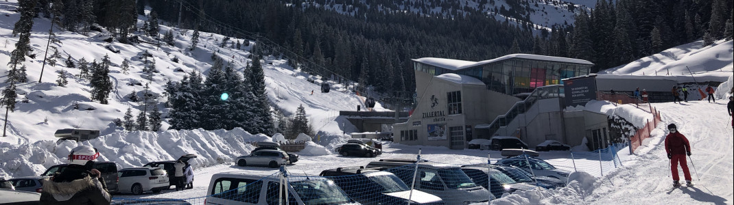 Parking is available directly at the valley stations, as here in Hochfügen.