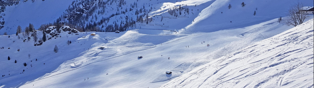 The wide pistes invite experts to carve.