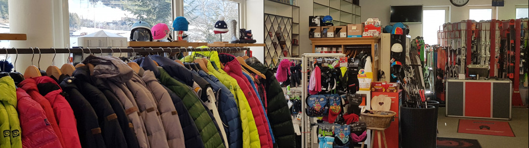 A sports shop with ski service and ski rental is located at the valley station.