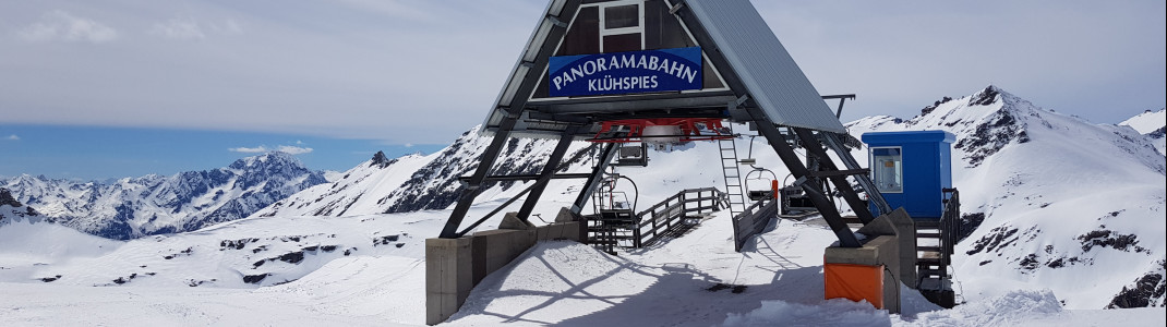 There are still some 2- and 4-seater chair lifts.