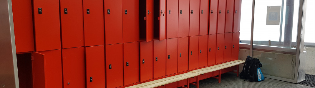 You can find lockers at the Eissee restaurant.