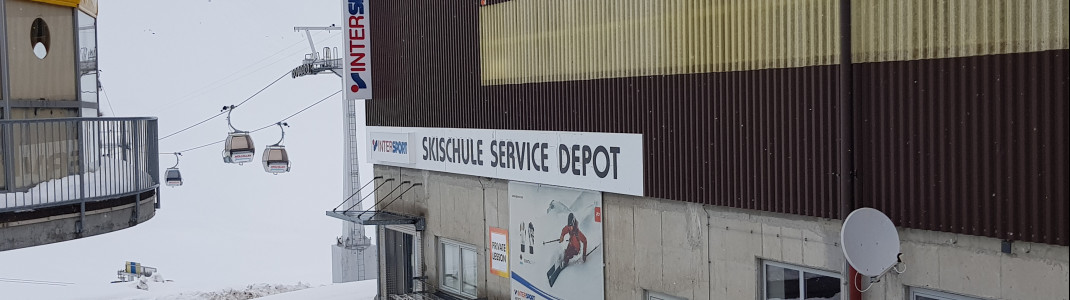 There is a sport shop with ski service and depot at the intermediate station.