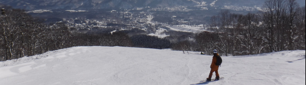 Myoko Kogen attracts with cheap day tickets and good family offers.