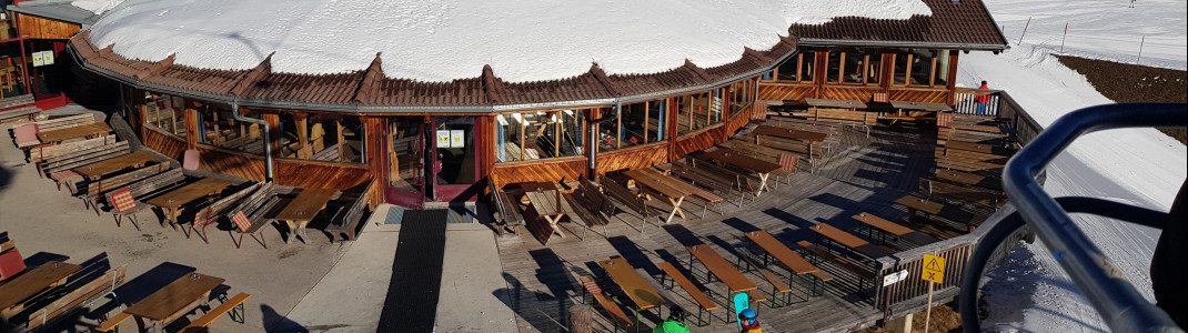 The large panoramic restaurant Gadein is located right next to the top station of the gondola.