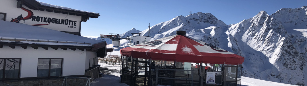 Inside rustic, outside sunny: The Rotkogelhütte with terrace and umbrella bar.