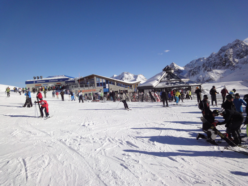 Après-Ski at Stubai Glacier • Review • Nightlife, Bars & Clubs