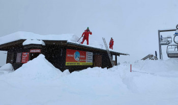 Nach den ersten 70cm Neuschnee wurde am Hintertuxer Gletscher vorsichtshalber schonmal das Dach der Skischulhütte geräumt.