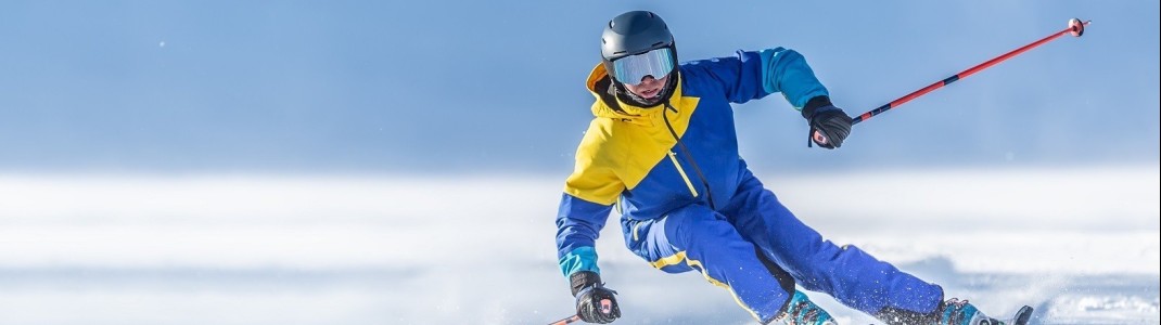 Für sichere Abfahrten im Skiurlaub spielen verschiedene Umstände eine Rolle.