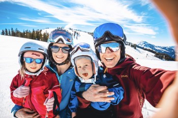 Familien dürfen sich in der SkiWelt auf jede Menge Spaß und Action freuen.