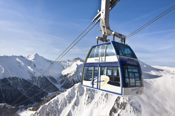 Mit der Doppelstockbahn startest du in das Skigebiet Samnaun.