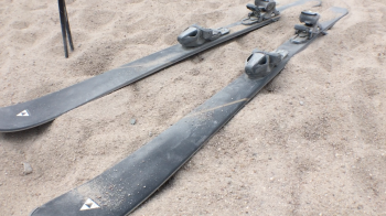 On sand you go skiing with traditional skis as they are also used in alpine skiing in winter.