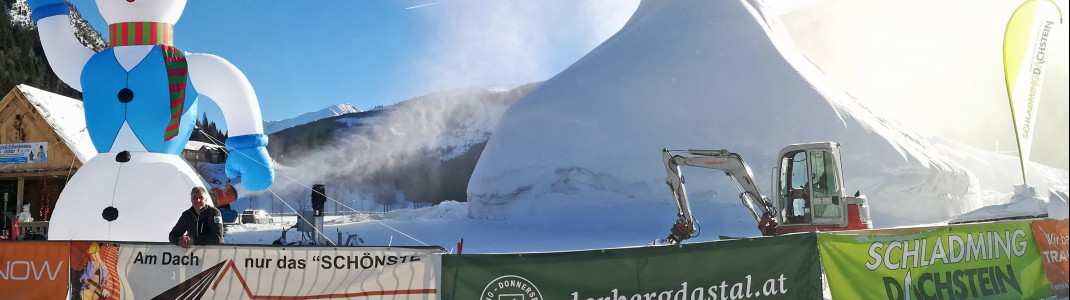 Mit Bagger, Schaufel und Schneefräse entsteht der 40 Meter hohe Schneeriese.