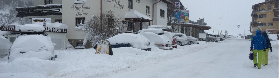 Verschneite Straßen in die Skigebiete in Tirol, wie hier am Donnerstag in Galtür.