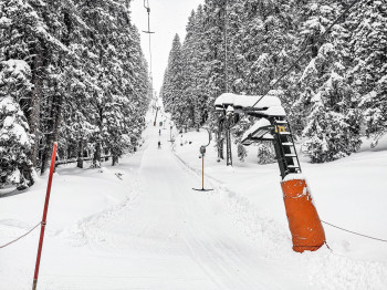 Tief verschneit öffnen immer mehr Lifte auch im Skigebiet Garmisch Classic. Bis Sonntag schneit es hier noch einmal über 90cm.