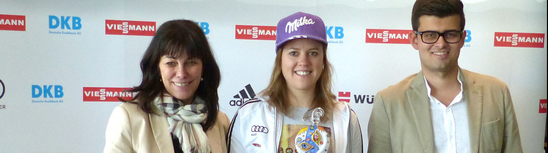 Olympiasiegerin Viktoria Rebensburg (Mitte) zusammen mit Martha und Maximilian Schultz.