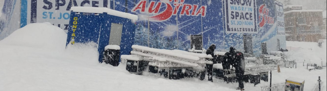 Im dichten Schneetreiben wurde die Tribüne für die Zuschauer fertig aufgebaut.