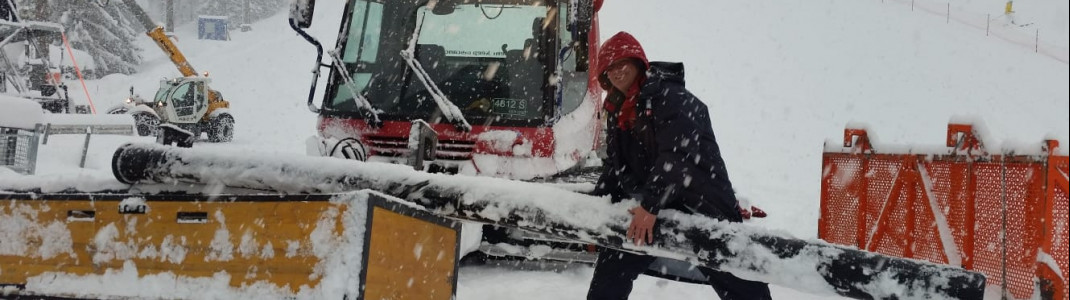 Die gute Laune lassen sich die Helfer vom Schneefall nicht verderben.