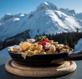 Kulinarische Highlights mit spektakulärem Ausblick erwartet Wintersportler auf der neuen Skihütte am Trittkopf.