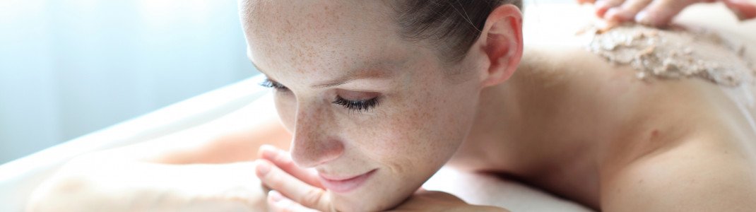 Nach einem schönen Skitag kann man zur Entspannung ein Südtiroler Latschen-Peeling in der Therme Meran genießen.