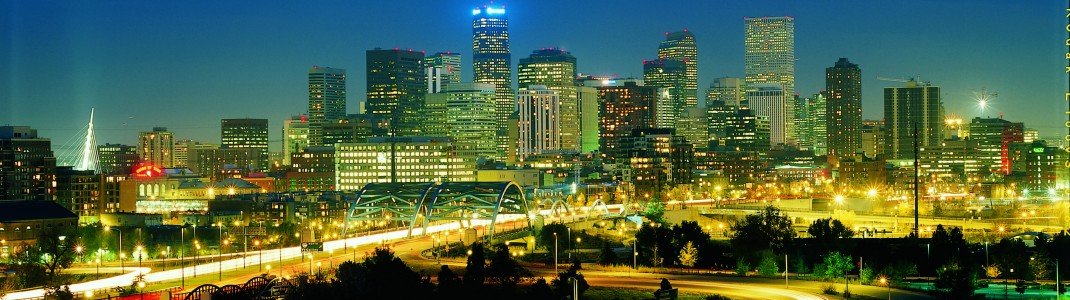 Die beeindruckende Skyline von Denver in der Abenddämmerung.