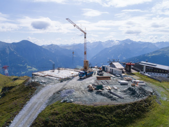 Im Sommer 2017 laufen die Arbeiten an der neuen Bergstation Schlossalm-Bahn auf Hochtouren. Hierfür wurde eigens eine Materialseilbahn errichtet.