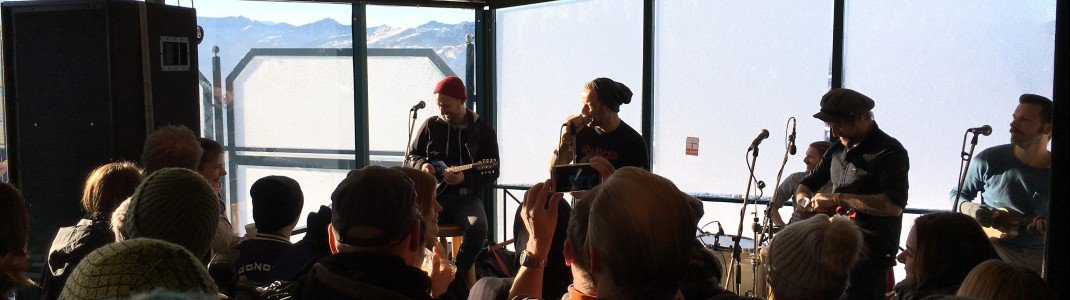 Viel geredet und nicht ganz soviel Musik gespielt haben die Musiker von den Donots auf der Wildenkarhütte. Am Abend rockten sie dann noch die Reiterkogelbühne.