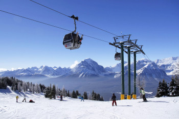 Lake Louise is located in Banff National Park in southwest Canada and is one of the largest and most popular ski resorts in North America.