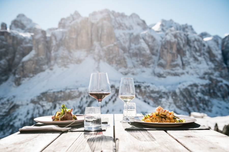 Beim Einkehrschwung erwarten dich köstliche Spezialitäten und ein traumhafter Ausblick auf die Dolomiten.