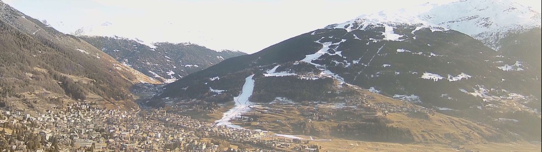 Die Weltcupabfahrt endet direkt in Bormio. Das Weihnachtswetter in Italien hat den Schnee im Tal schon ziemlich schmelzen lassen. Am Berg liegt mit über 80cm aber noch genug.