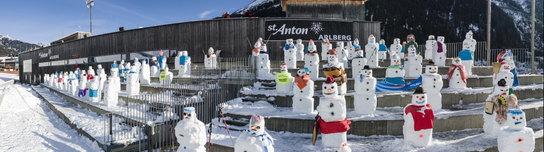 Da Zuschauer heuer nicht erlaubt sind, errichteten Kinder Dutzende Schneemänner auf der Tribüne im Zielstadion.