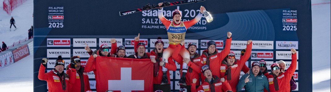 Großer Jubel beim Schweizer Team nach dem Sieg von Marco Odermatt.