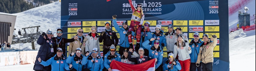 Jubel im ÖSV-Team über die Silbermedaille von Mirjam Puchner.