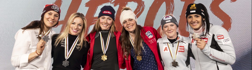 Gold für die USA, Silber für die Schweiz, Bronze für Österreich – die Medaillengewinnerinnen des Team-Kombi-Bewerbs feiern gemeinsam im Home of Snow.