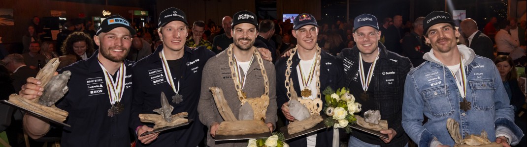 Die Gewinner des Team-Kombi-Bewerbs der Herren im Home of Snow (v.l.): die beiden Vizeweltmeister Alexis Monney und Tanguy Nef, die beiden Weltmeister Loic Meillard und Franjo von Allmen sowie die beiden Bronzemedaillengewinner Stefan Rogentin und Marc Rochat.