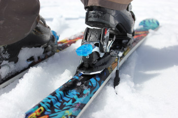 Eine Skibindung muss unbedingt korrekt auf jeden Skifahrer individuell eingestellt werden.