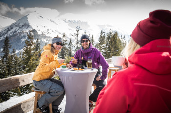 In über 60 Almen, Hütten und Bergrestaurants erwartet dich feinste alpine Kulinarik.