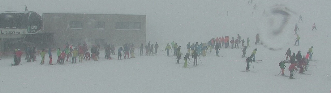 Many skiers had travelled to the reopened Stubai glacier to take advantage of the fresh snow, before the ski area closed at noon for security purposes.