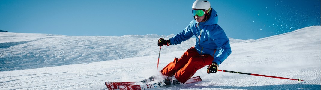 Wenn du es clever anpackst und früh planst, dann kannst du beim Skiurlaub durchaus sparen.