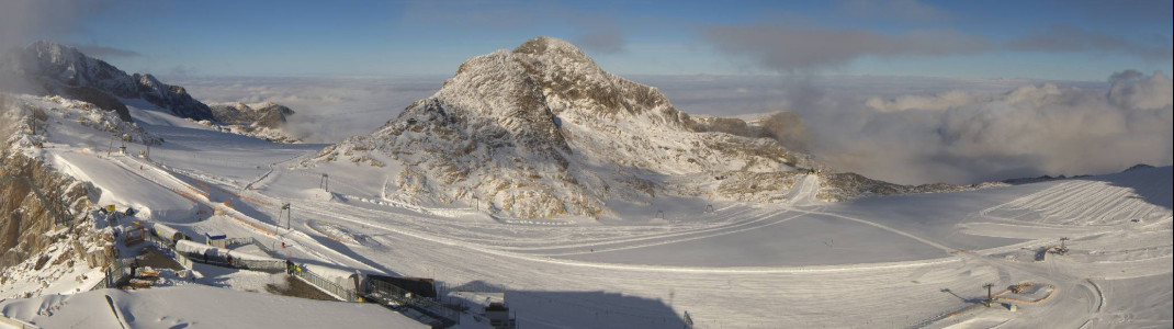 Am Dachstein Gletscher ist pünktlich zum Allerheiligen-Wochenende die Skisaison gestartet.