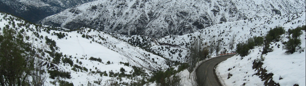 Die Straße nach El Colorado und Farellones. Insgesamt 130 Pistenkilometer warten im Skiverbund auf passionierte Wintersportler.