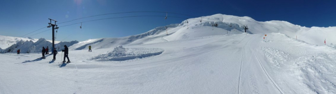 Panoramablick auf die Pisten im Skigebiet Whakapapa am Mount Ruapehu.
