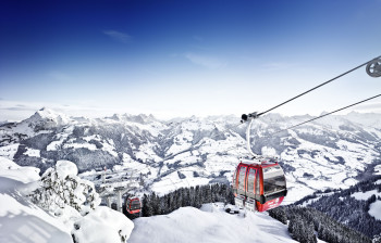 Mit dem Zug ins Skigebiet - das ist im legendären Skiort Kitzbühel gar kein Problem.