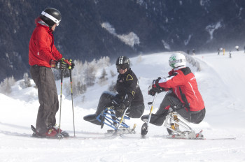 Pistenspaß trotz Handicap: In vielen Tiroler Skigebieten kann man Monoskifahren