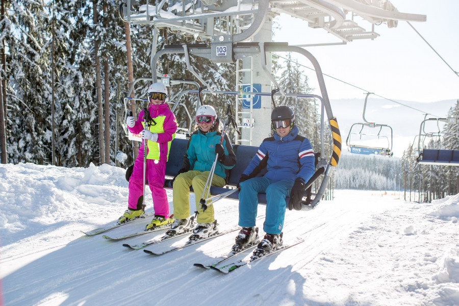 Das Skigebiet Lipno ist wegen seiner sanften Pisten und der guten Betreuungsmöglichkeiten vor allem bei Familien beliebt.