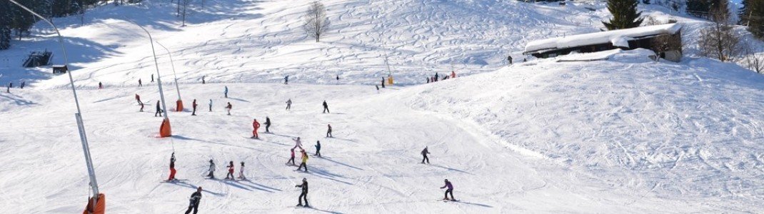 Perfekt für Anfänger und Wiedereinsteiger sind die vielen blauen Pisten im Skigebiet Zahmer Kaiser.