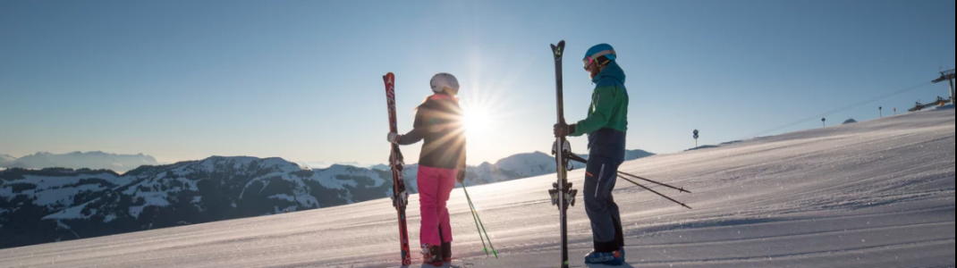 Auch Erwachsene können noch ohne Probleme das Skifahren lernen. Viele blaue Piste findet man dafür unter anderem im Ski Juwel in Tirol.