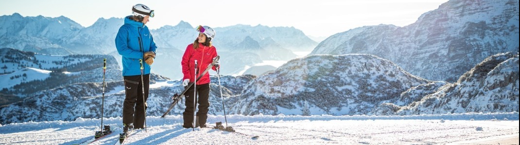 Wer einen fachkundigen, erfahrenen Skifahrer als Partner hat, kann auch von diesem unter Umständen das Skifahren lernen.