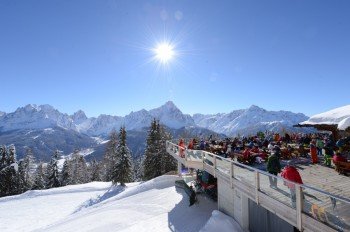 Eine herrliche Aussicht genießen Tourengeher beim "Drei Zinnen Mountain Brunch" am Helm.