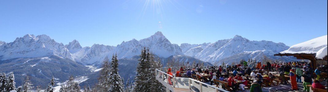 Eine herrliche Aussicht genießen Tourengeher beim &#34;Drei Zinnen Mountain Brunch&#34; am Helm.